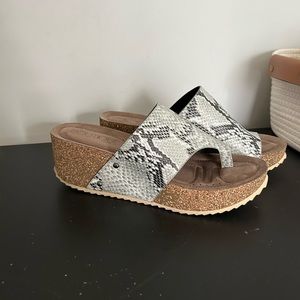 Women’s wedge sandals